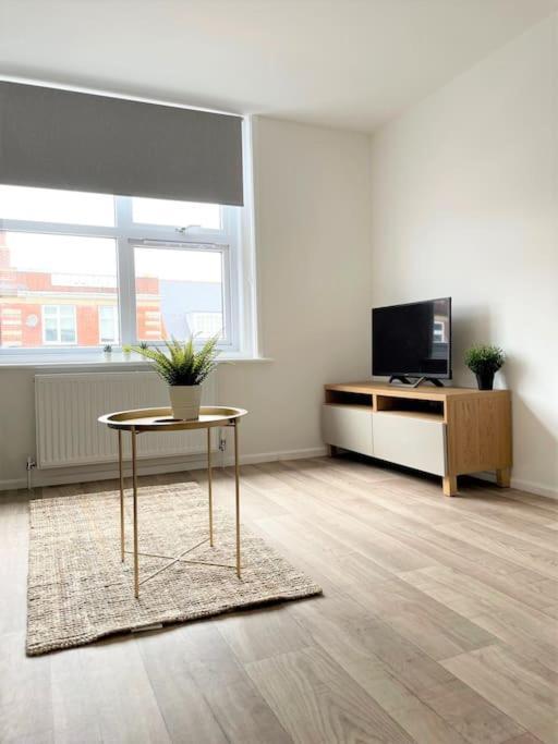 Central, Bright & Spacious Apartment - Parking Included Bournemouth Dış mekan fotoğraf